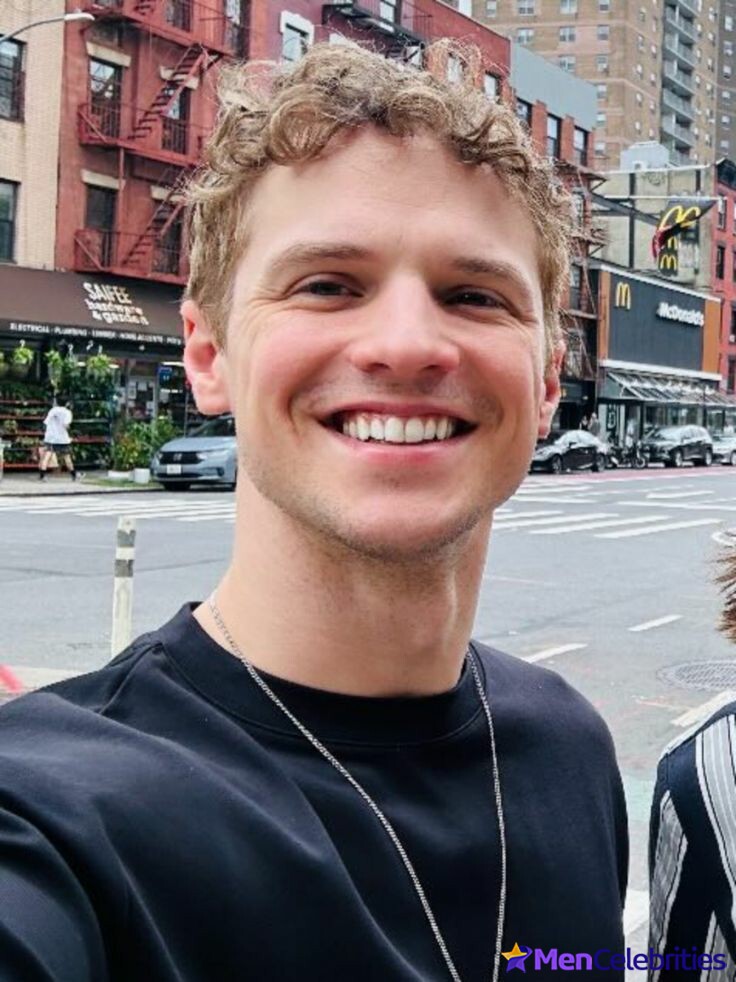 Freddie Stroma shirtless and dick bulge pics