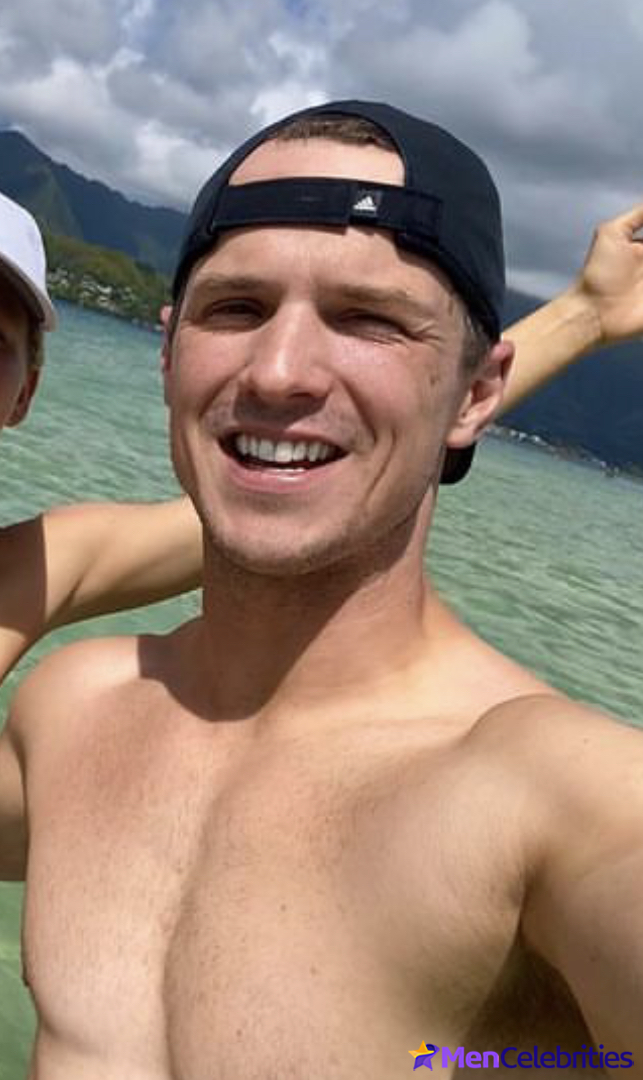 Freddie Stroma shirtless and dick bulge pics