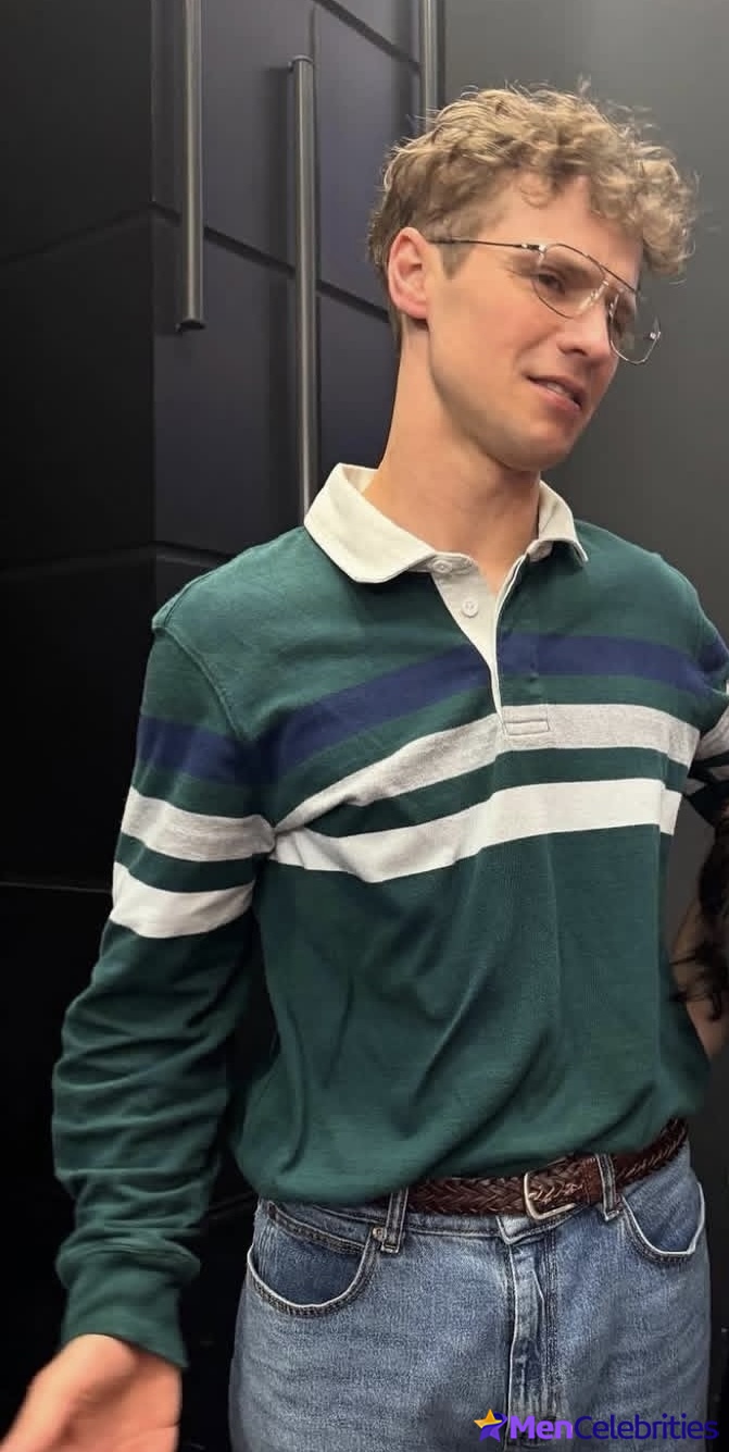 Freddie Stroma shirtless and dick bulge pics