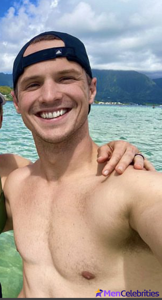 Freddie Stroma shirtless and dick bulge pics
