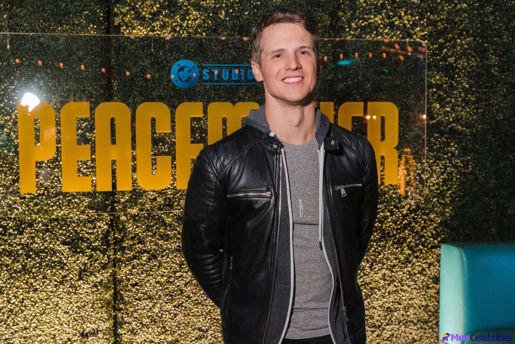 Freddie Stroma shirtless and dick bulge pics