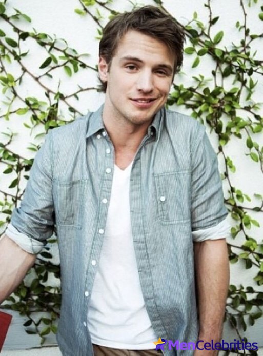 Freddie Stroma shirtless and dick bulge pics