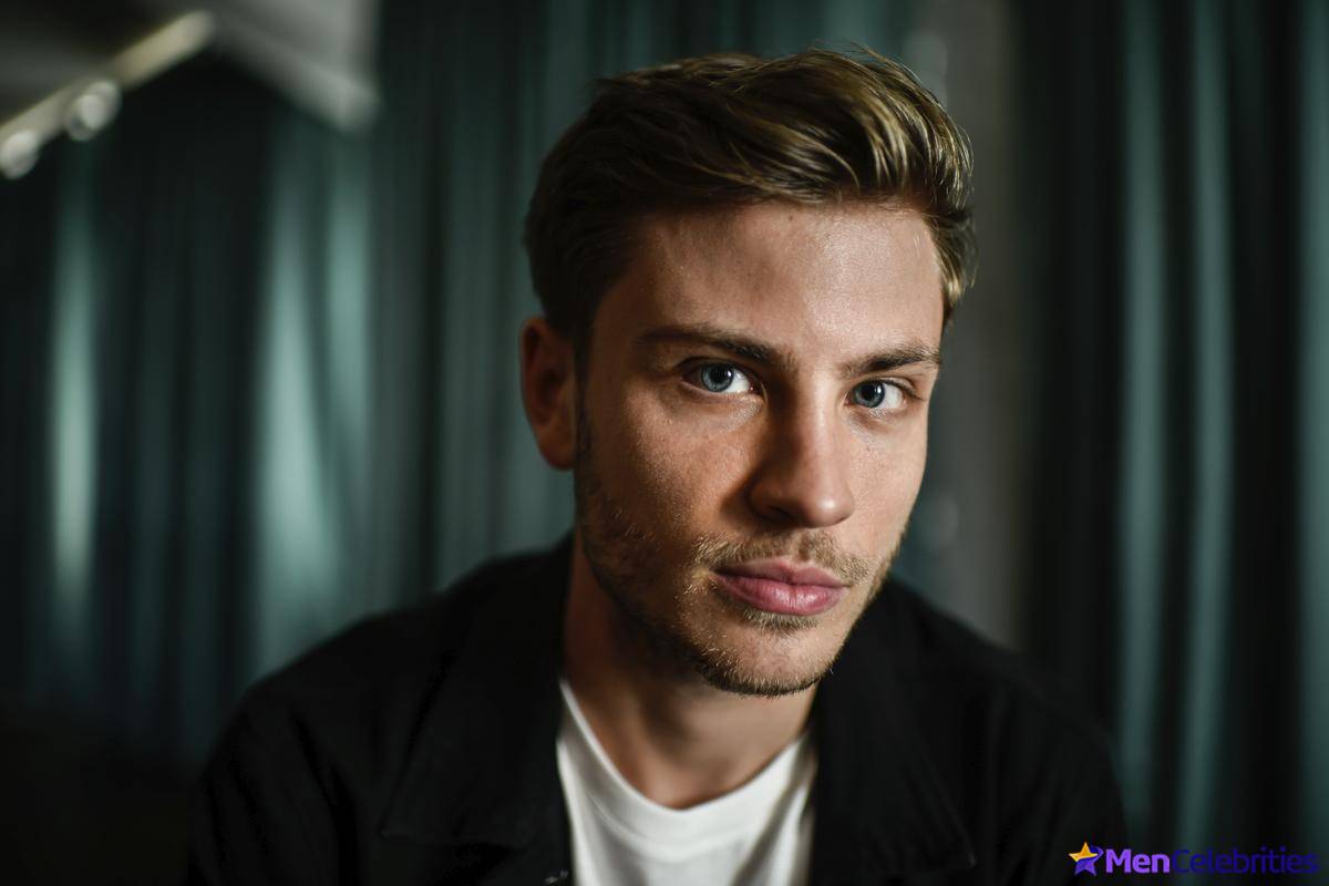 Jannik Schumann naked and erotic photos