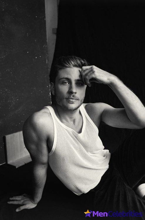 Jannik Schumann naked and erotic photos