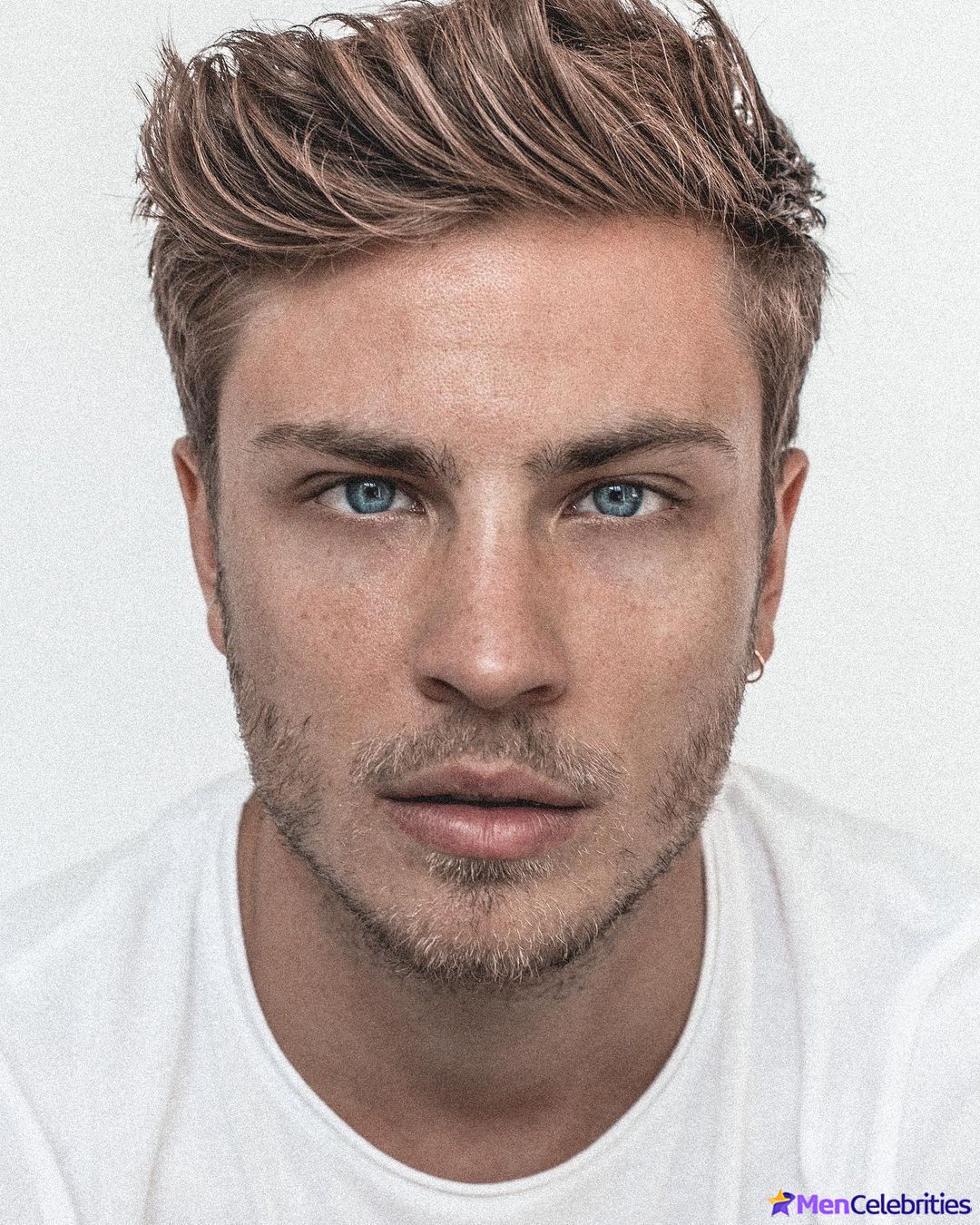 Jannik Schumann naked and erotic photos