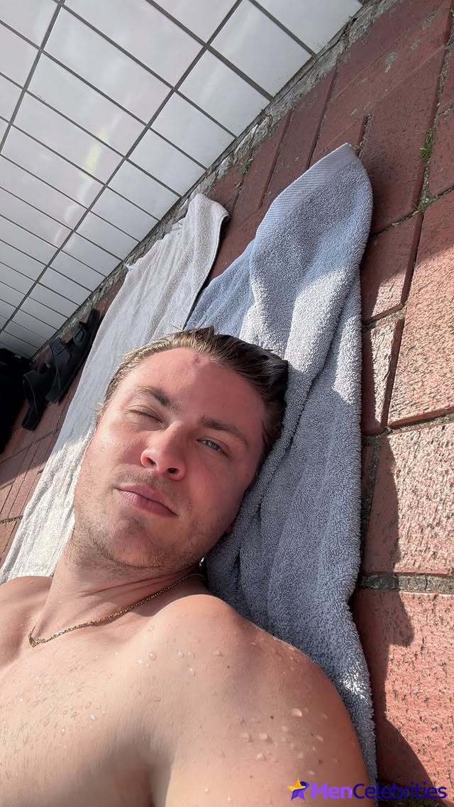 Jannik Schumann naked and erotic photos