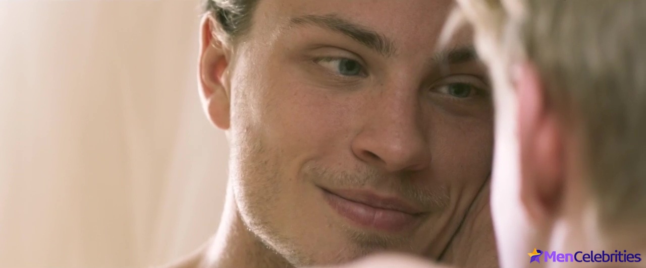 Jannik Schumann nude and gay sex scenes