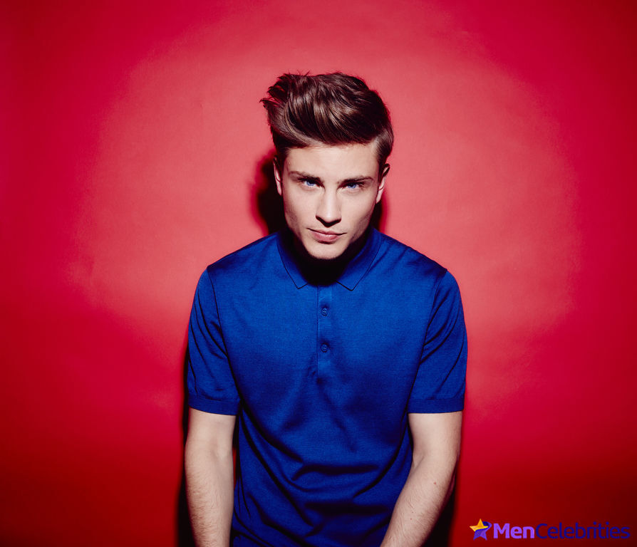 Jannik Schumann naked and erotic photos