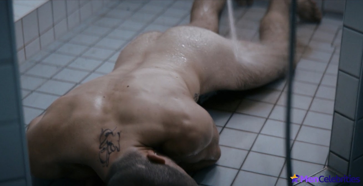 Jannik Schumann nude and gay sex scenes