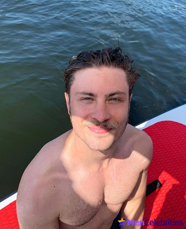 Jannik Schumann naked and erotic photos