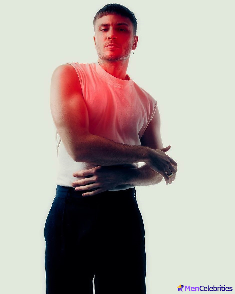 Jannik Schumann naked and erotic photos