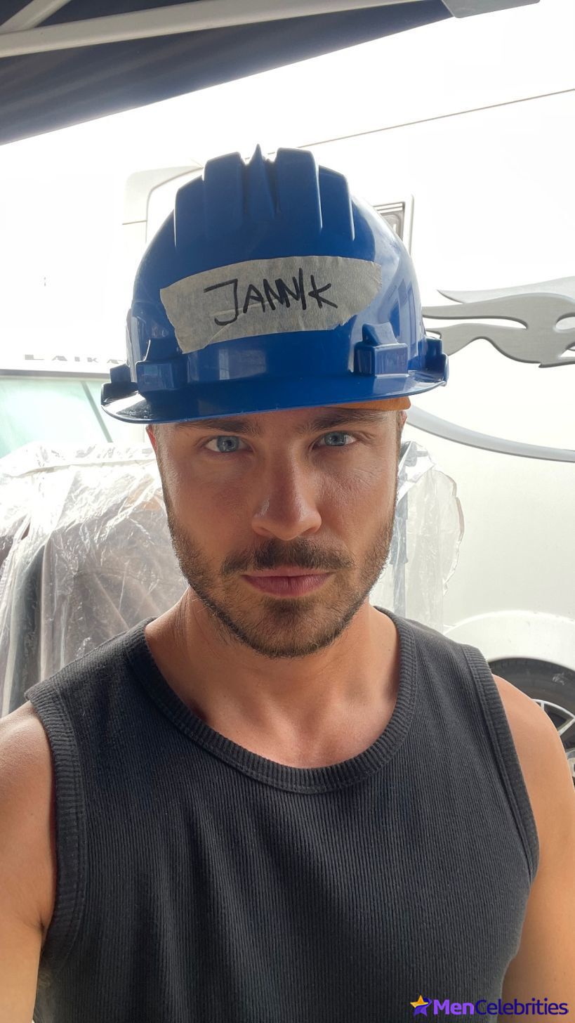 Jannik Schumann naked and erotic photos