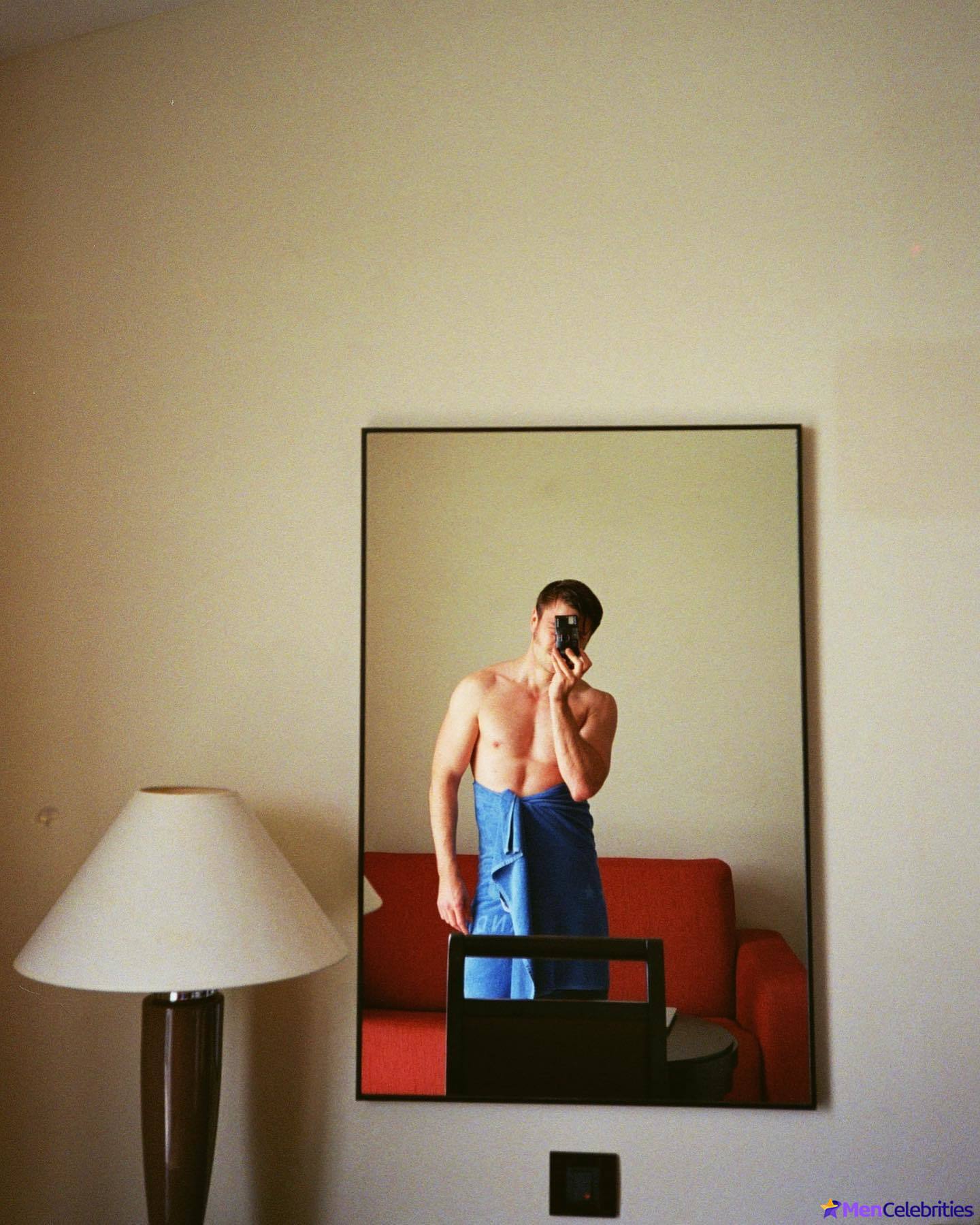 Jannik Schumann naked and erotic photos