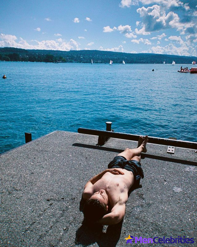 Jannik Schumann naked and erotic photos