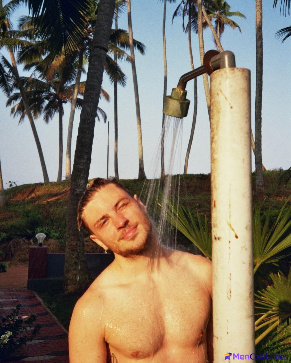 Jannik Schumann naked and erotic photos