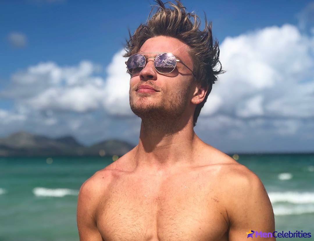 Jannik Schumann naked and erotic photos