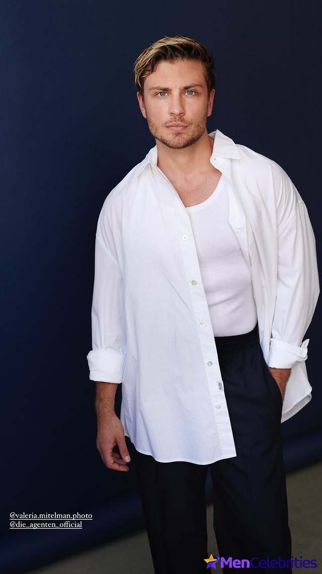 Jannik Schumann naked and erotic photos