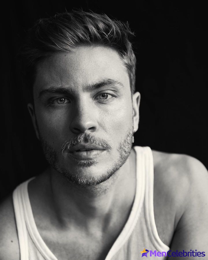 Jannik Schumann naked and erotic photos