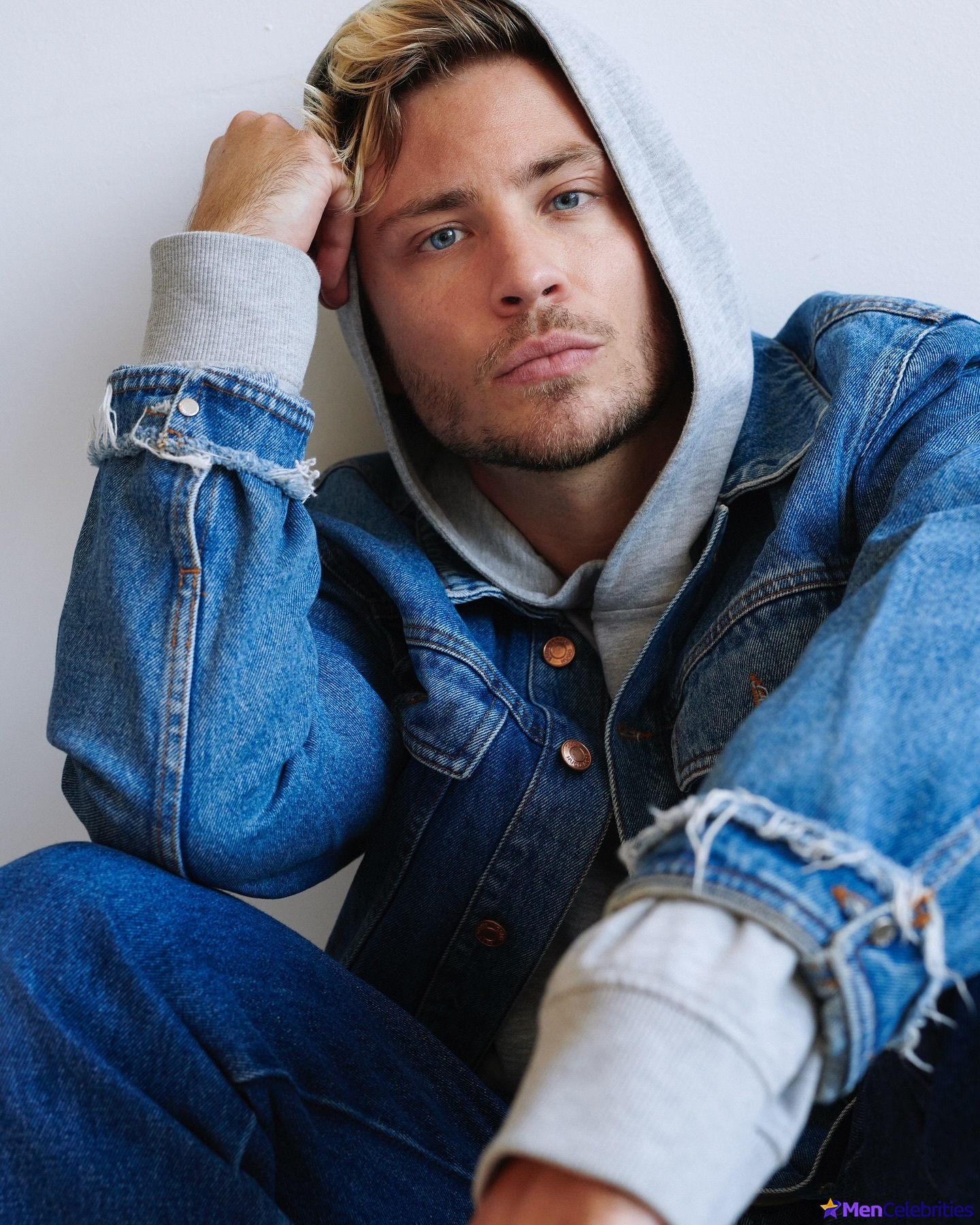 Jannik Schumann naked and erotic photos