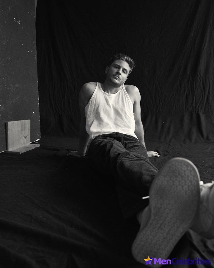 Jannik Schumann naked and erotic photos