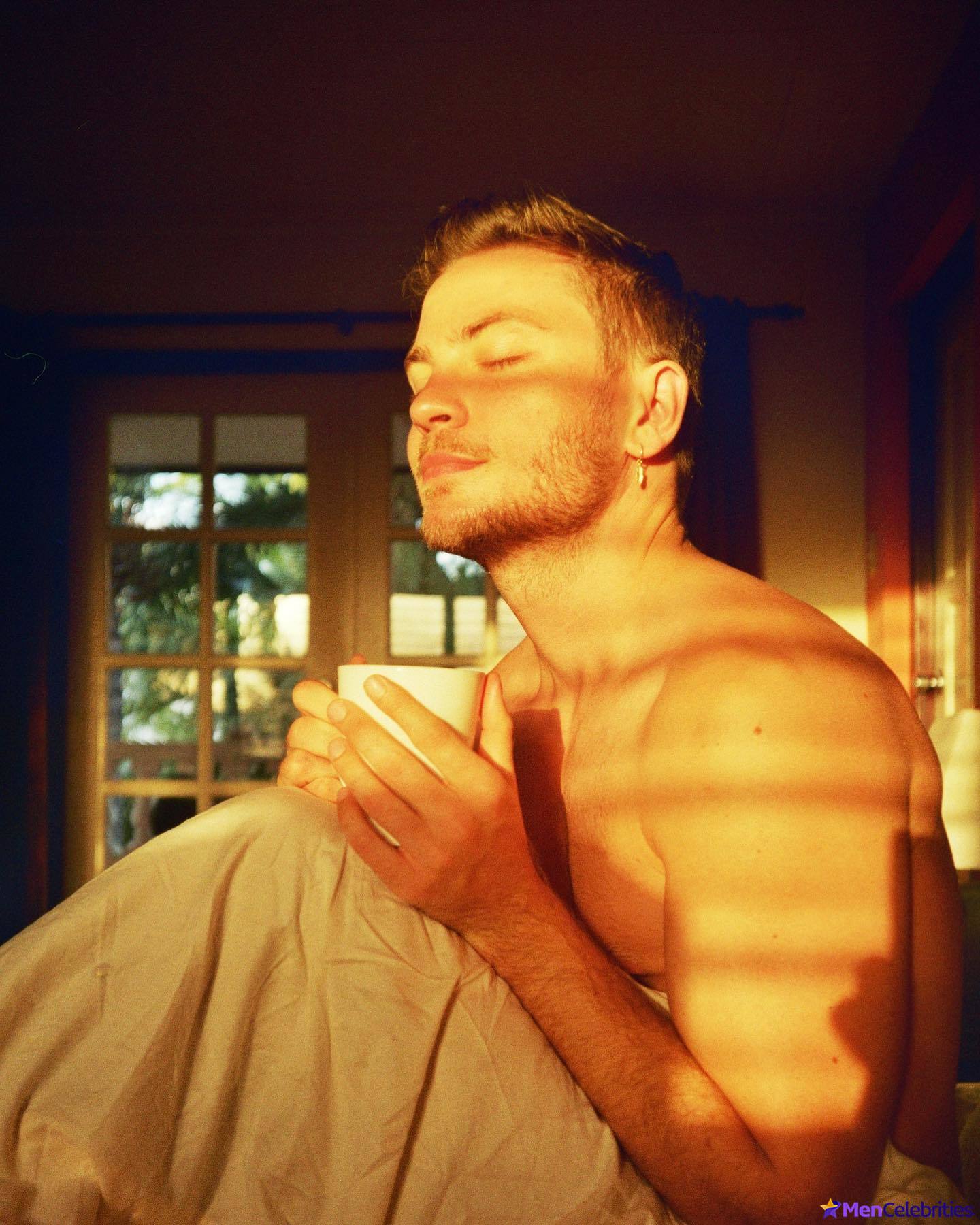 Jannik Schumann naked and erotic photos