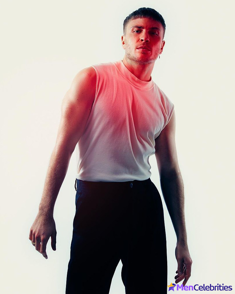 Jannik Schumann naked and erotic photos