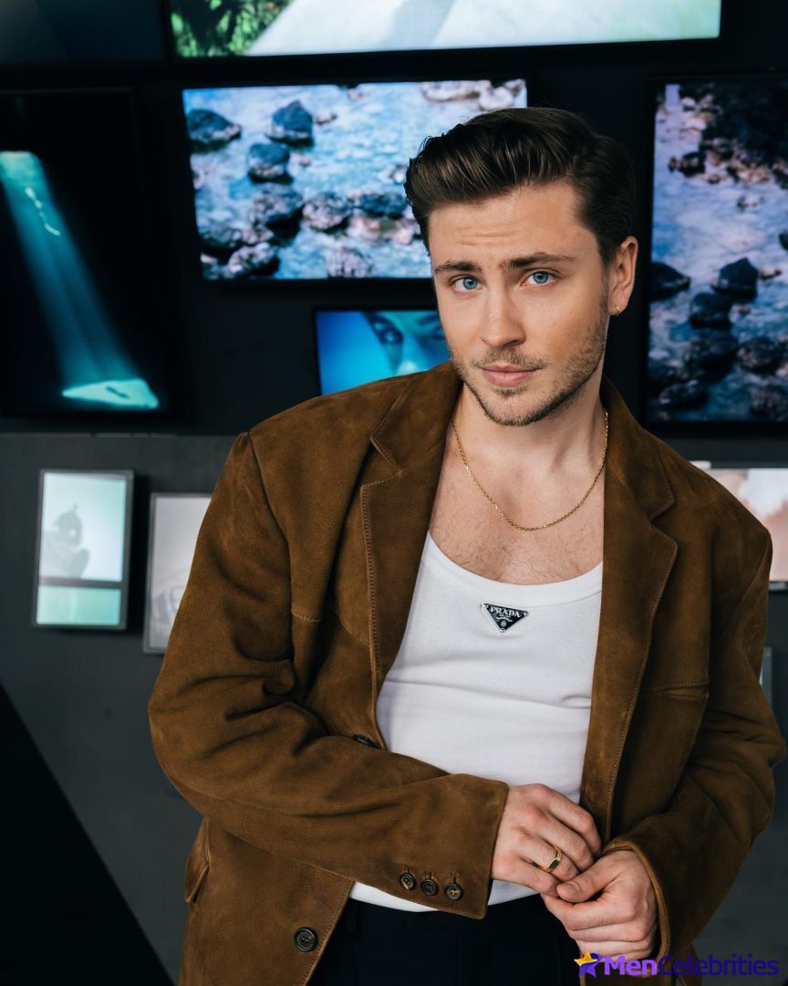 Jannik Schumann naked and erotic photos