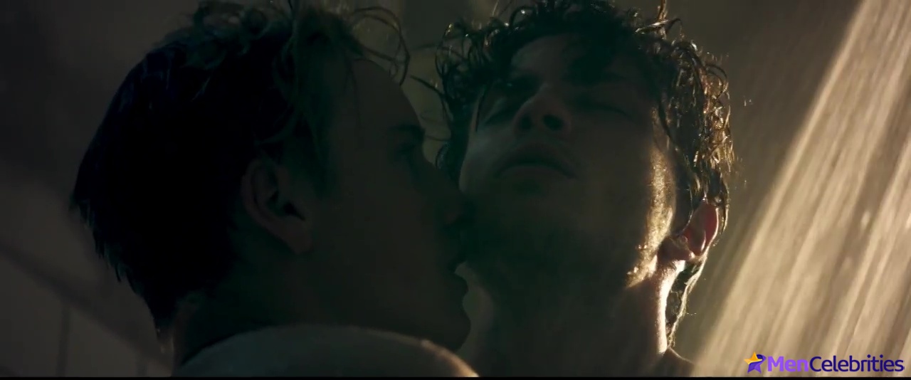 Jannik Schumann nude and gay sex scenes