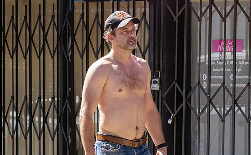 Joshua Jackson Shows Off Boxing Skills Shirtless in Los Angeles Site