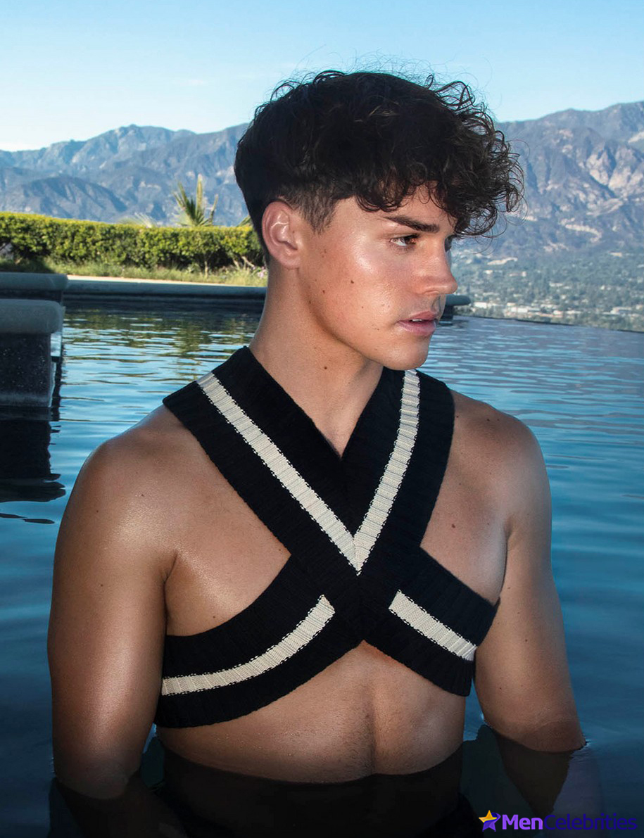 Noah Beck dick bulge and shirtless underwear pics