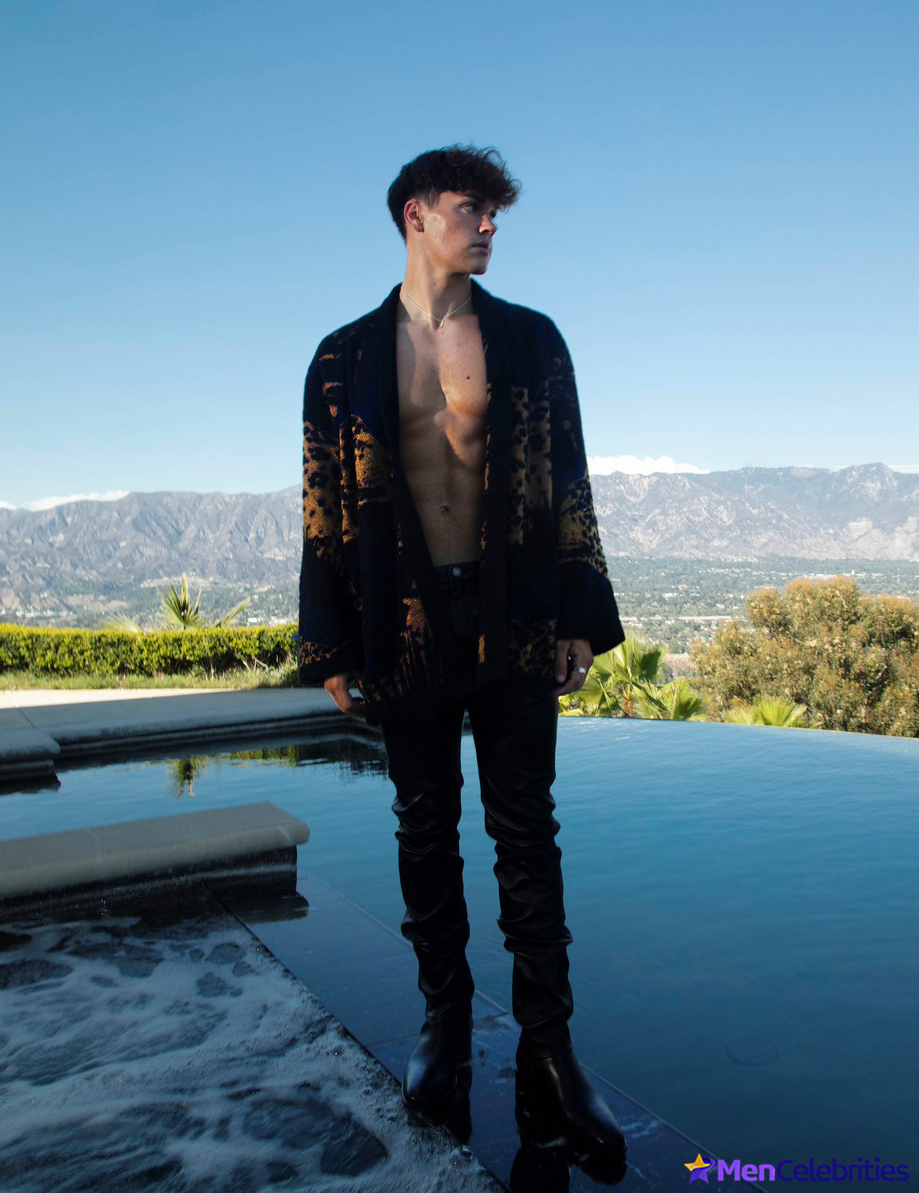 Noah Beck dick bulge and shirtless underwear pics