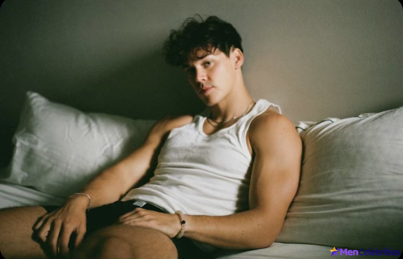 Noah Beck dick bulge and shirtless underwear pics