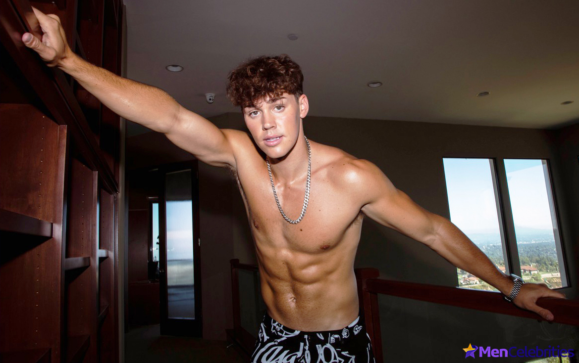 Noah Beck dick bulge and shirtless underwear pics