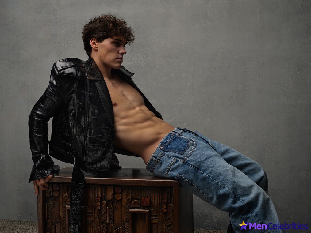 Noah Beck dick bulge and shirtless underwear pics