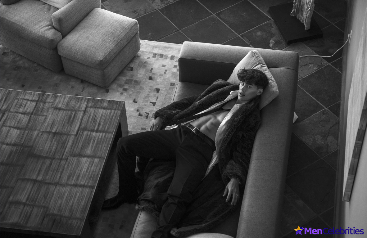 Noah Beck dick bulge and shirtless underwear pics