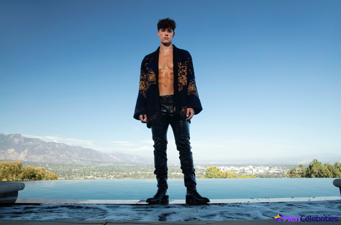 Noah Beck dick bulge and shirtless underwear pics