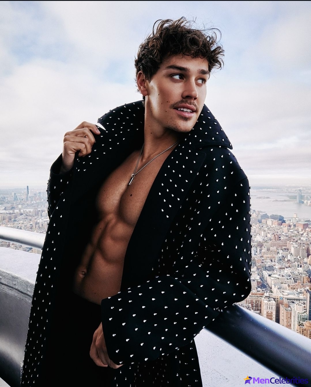 Noah Beck dick bulge and shirtless underwear pics