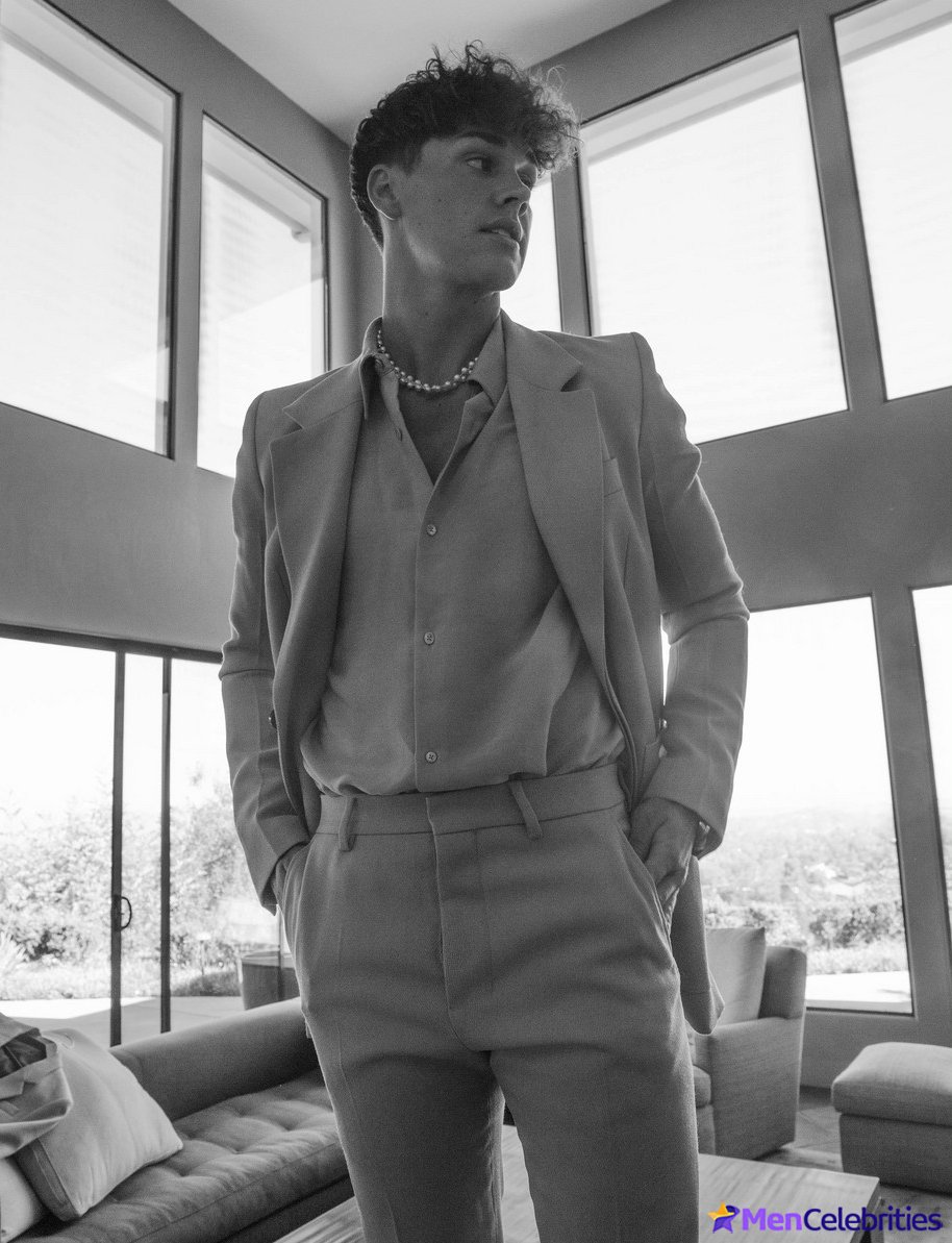 Noah Beck dick bulge and shirtless underwear pics