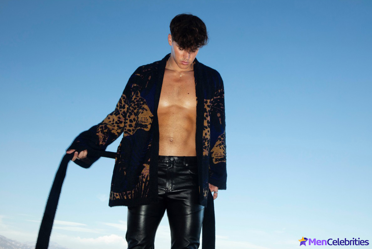 Noah Beck dick bulge and shirtless underwear pics