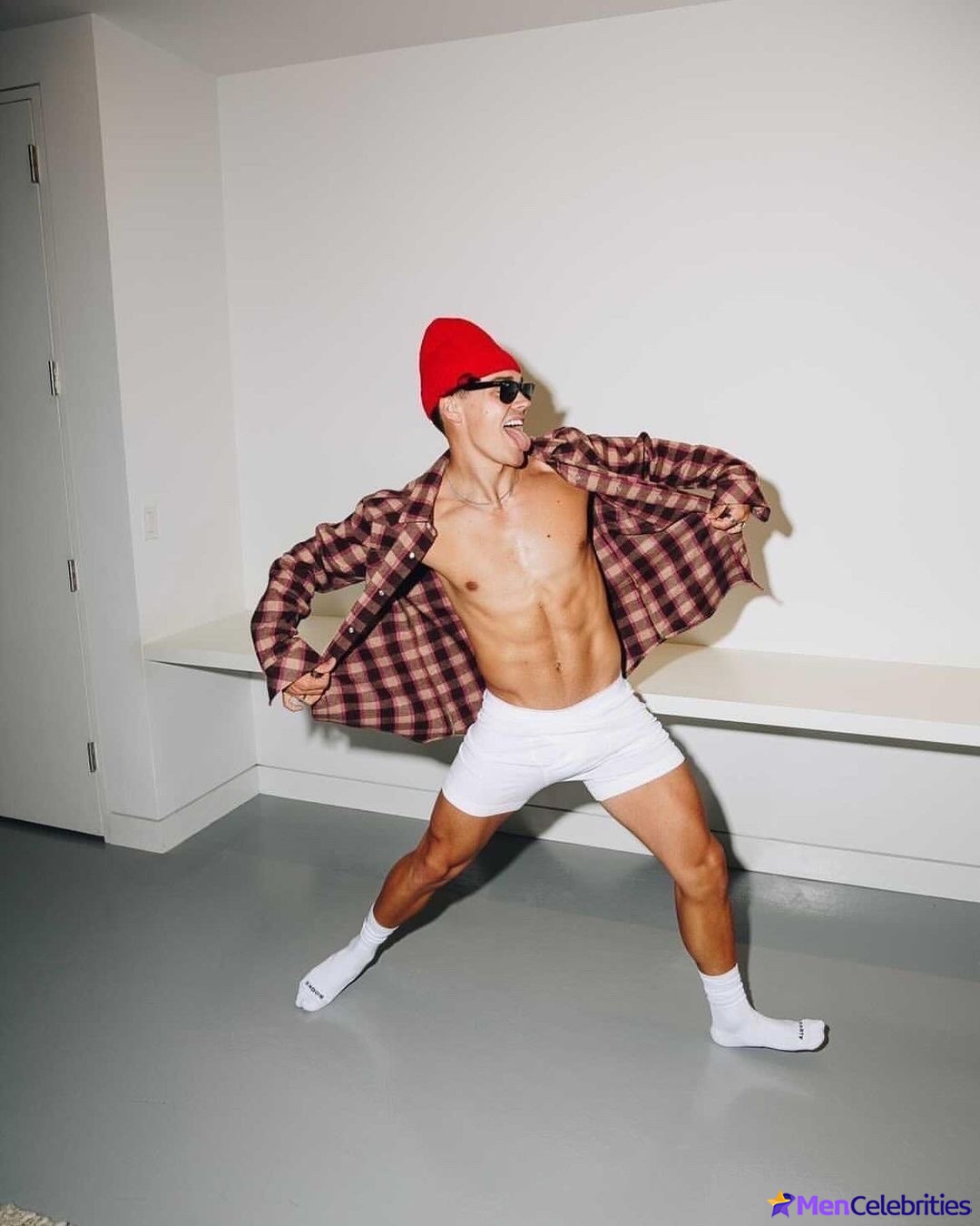 Noah Beck dick bulge and shirtless underwear pics