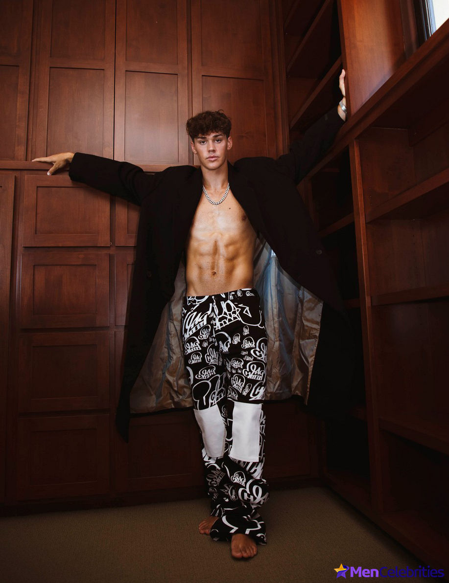 Noah Beck dick bulge and shirtless underwear pics