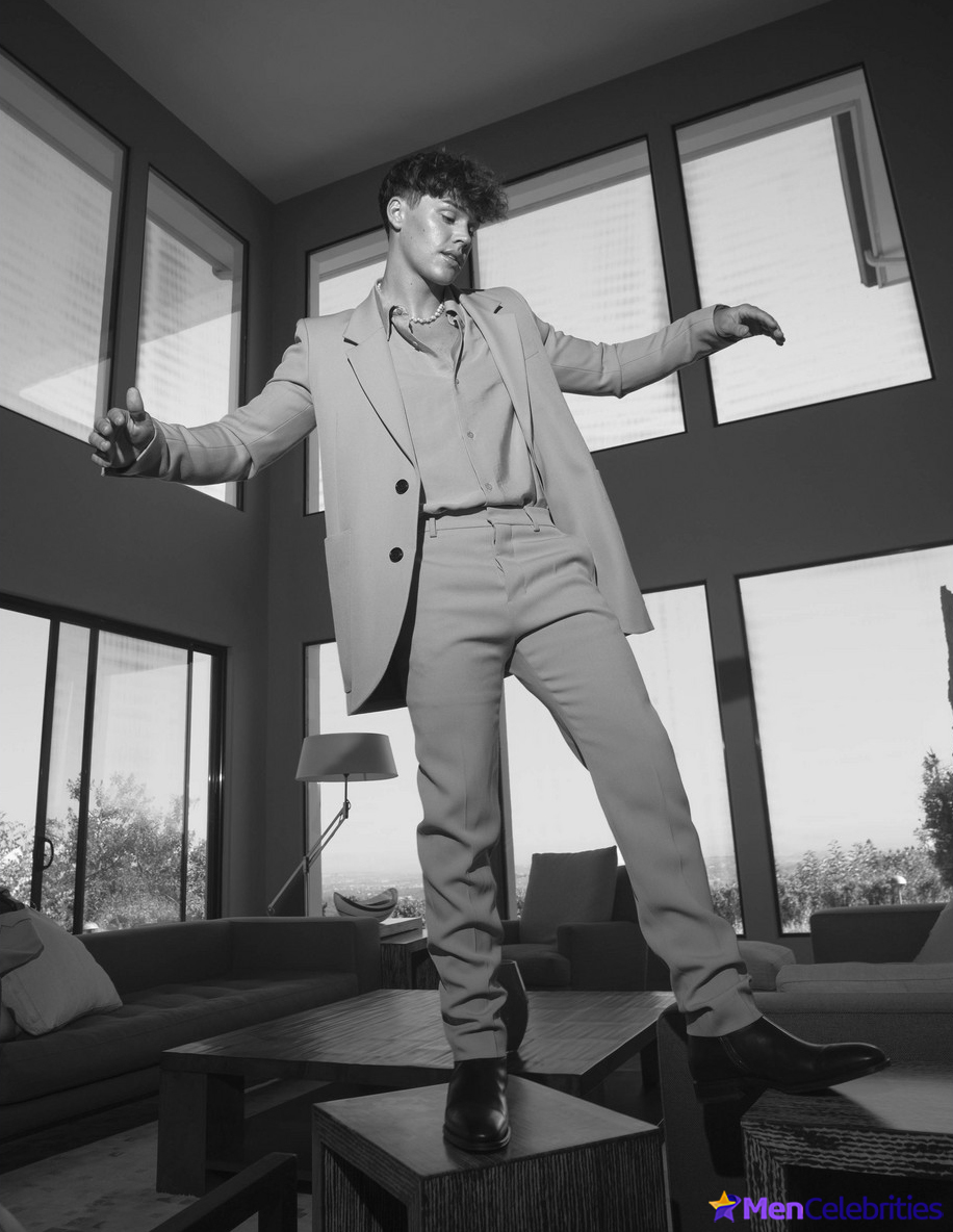 Noah Beck dick bulge and shirtless underwear pics