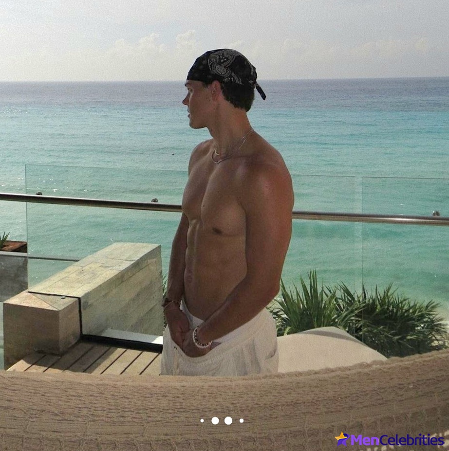 Noah Beck nude and wet underwear photos