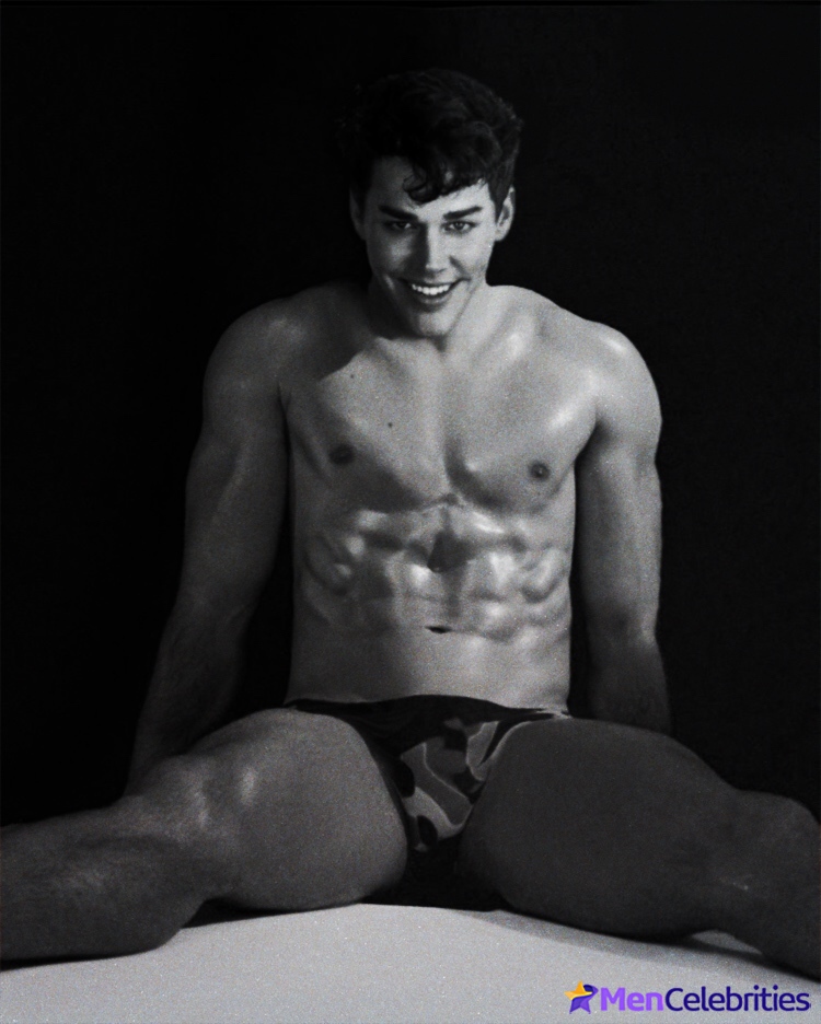 Noah Beck dick bulge and shirtless underwear pics