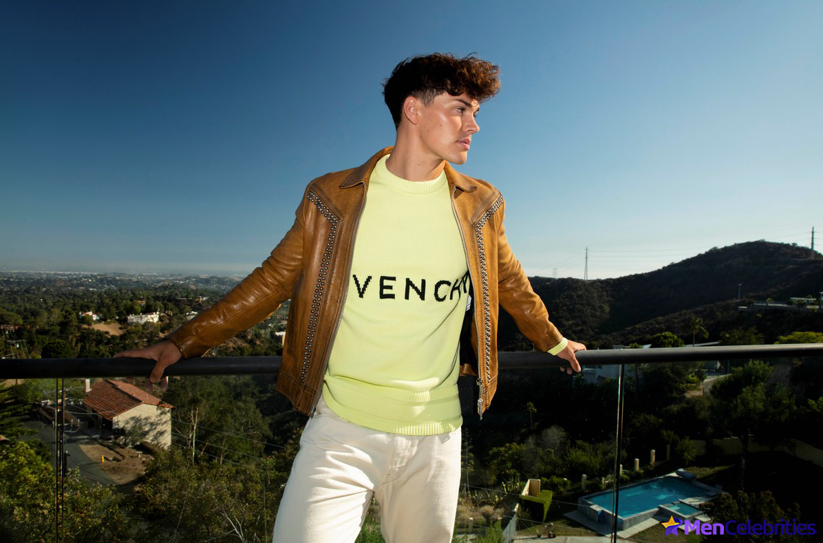 Noah Beck dick bulge and shirtless underwear pics