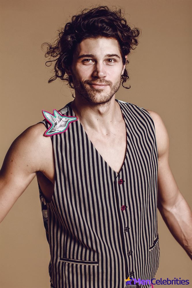 Trent Garrett shirtless and bulge pics