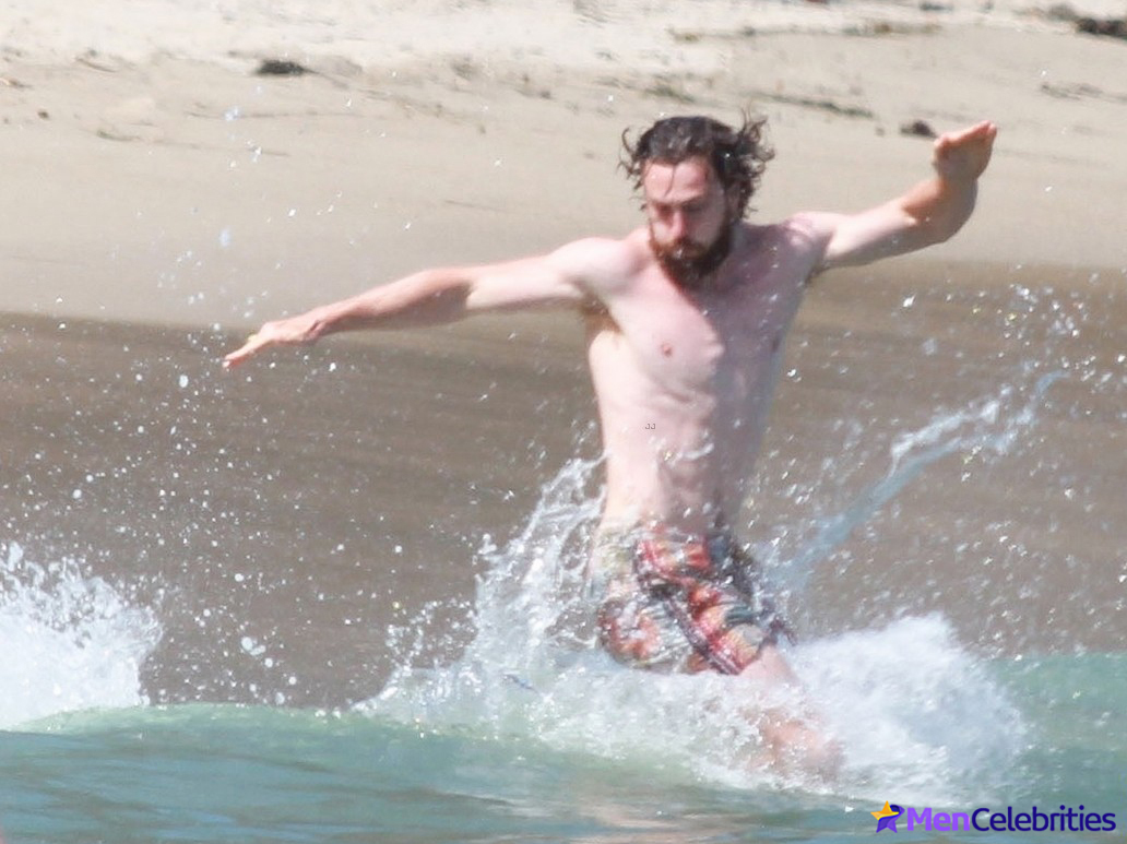 Aaron Taylor-Johnson paparazzi shirtless beach