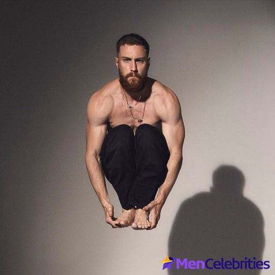 Aaron Taylor-Johnson shirtless