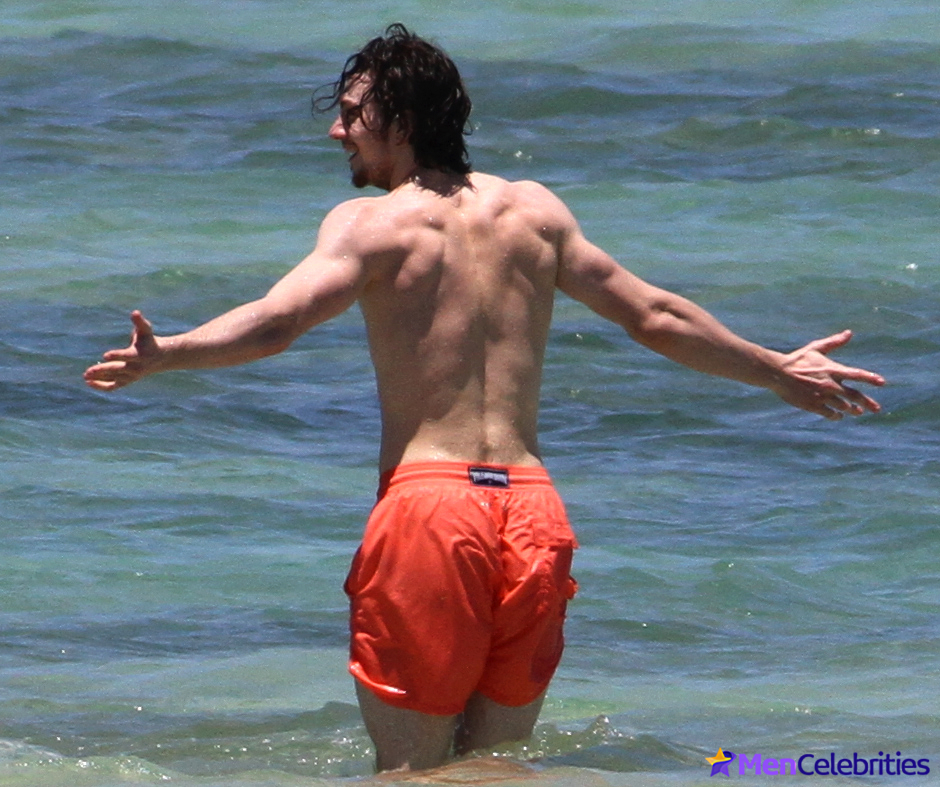 Aaron Taylor-Johnson shirtless beach photos
