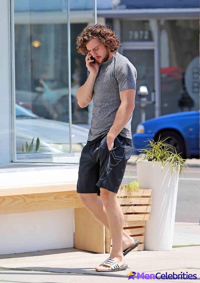 Aaron Taylor-Johnson paparazzi